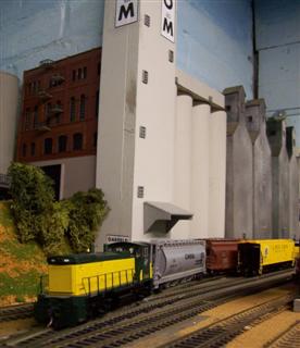 Duluth Switcher spots cars at Garfield Ave Elevators